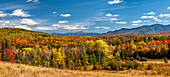 USA, New Hampshire, White Mountains, Panoramablick auf den Herbst in den White Mountains