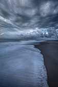 USA, New Jersey, Cape May National Seashore. Sunrise Gewitterwolken über der Küste.