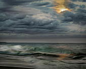 USA, New Jersey, Cape May National Seashore. Gewitterwolken über dem Ozean.