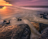 USA, New Jersey, Cape May National Seashore. Sonnenuntergangsreflexionen am Strand.