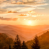 USA, North Carolina, Great Smoky Mountains National Park, Sonnenaufgang über dem Oconaluftee Valley