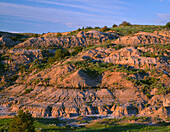 USA, North Dakota, Theodore-Roosevelt-Nationalpark, Abendlicht definiert erodierte sedimentäre Hügel in der Nähe von Boicourt Overlook in der South Unit.