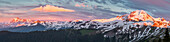 USA, Staat Washington. Panorama von Mt. Shuksan bis Mt. Baker von Skyline Divide bei Sonnenuntergang.