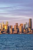Staat Washington, Seattle. Skyline bei Sonnenuntergang