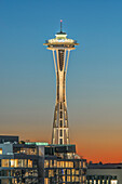 Staat Washington, Seattle. Space Needle bei Sonnenuntergang