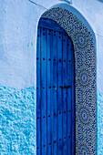 Afrika, Marokko, Chefchaouen. Bogen über einer Holztür.