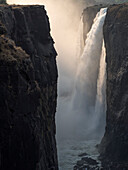 Afrika, Simbabwe, Victoriafälle. Nahaufnahme von Wasserfall und Gischt bei Sonnenaufgang.