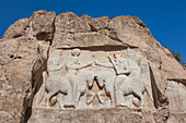 Iran, Zentraliran, Shiraz, Naqsh-e Rostam, in den Berg gehauene sassanidische Steinreliefs