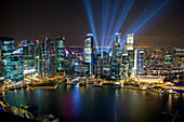 Singapur. Stadt bei Nacht.