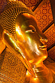 Thailand, Bangkok. Nahaufnahme des Kopfes des liegenden Buddhas im Wat Pho.
