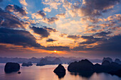 Die Ha Long Bay in Vietnam ist eine der dramatischsten Landschaften in ganz Südostasien. Karstberge und Felsnadeln ragen dramatisch aus der Bucht heraus. Ha-Long-Bucht, Vietnam
