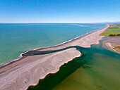 Opihi River Mouth, in der Nähe von Temuka, South Canterbury, Südinsel, Neuseeland - Drohnenaufnahme