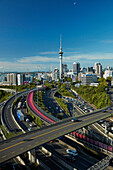 Autobahnen, Lightpath-Radweg und Skytower, Auckland, Nordinsel, Neuseeland
