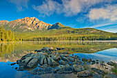 Kanada, Alberta, Jasper-Nationalpark. Pyramid Mountain und Reflektionen auf dem Pyramid Lake.