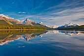 Kanada, Alberta, Jasper-Nationalpark. Reflektionen im Maligne Lake.
