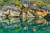Kanada, Alberta, Jasper-Nationalpark. Spiegelung von Felsen im Horseshoe Lake.