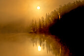 Kanada, Ontario, Kenora. Nebel bei Sonnenaufgang am Isabel Lake.