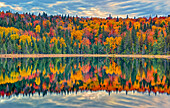 Kanada, Québec, La Mauricie Nationalpark. Herbstfarben spiegeln sich im Lac Modene.
