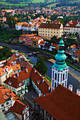 Europa, Tschechische Republik, Cesky Krumlov. Überblick über die Stadt und den Fluss.