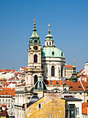 Europa, Tschechische Republik, Prag. Prager Dächer und die St.-Nikolaus-Kathedrale von oben gesehen.