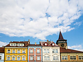 Europa, Tschechische Republik, Jicin. Der Hauptplatz, umgeben von kürzlich restaurierten historischen Gebäuden.