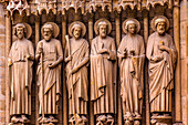 Biblische Heiligenstatuen und Tür, Kathedrale Notre Dame, Paris, Frankreich. Notre Dame wurde zwischen 1163 und 1250 n. Chr. erbaut.