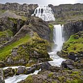 Dynjandi-Wasserfall, ein Wahrzeichen der Westfjorde im Nordwesten Islands.