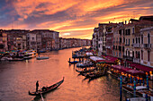 Farbenfroher Abend über dem Canale Grande und der Stadt Venedig, Venetien, Italien