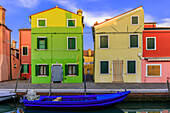 Italien, Burano. Bunte Hauswände und Boot im Kanal.