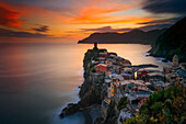 Italien, Vernazza. Überblick über die Küstenstadt bei Sonnenuntergang.
