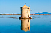 Die spanische Windmühle an der Lagune von Orbetello, Orbetello, Provinz Grosseto, Maremma, Toskana, Italien