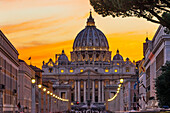 Orange beleuchtete Straßenlaternen bei Sonnenuntergang, Via Della Conciliazione, Petersdom, Vatikan, Rom, Italien