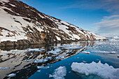 Grönland, Diskobucht, Ilulissat, Treibeis bei Sonnenuntergang und Mondaufgang