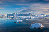 Grönland, Diskobucht, Ilulissat, schwimmendes Eis bei Sonnenuntergang