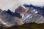 Berge und Nebel, Torres del Paine National Park, Chile, Patagonien, Südamerika