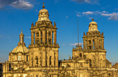 Metropolitankathedrale und Präsidentenpalast auf dem Zocalo, Mexiko-Stadt, Mexiko.