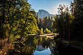 USA Kalifornien, No Water No Life CA Drought Expedition # 5, Yosemite National Park, Sierra Nevada Mountains, Yosemite Valley Blick nach Osten zum Half-Dome von der Sentinel Bridge über den Merced River am Morgen
