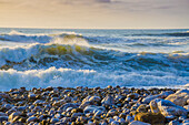 Große Wellen am Rockaway Beach, Pacifica, Kalifornien, USA