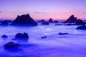 Steilküste in der Abenddämmerung, El Matador State Beach, Malibu, Kalifornien, USA
