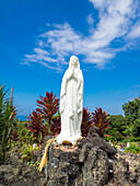 Statue der Jungfrau Maria auf dem Gelände der Saint Benedict's Painted Church.