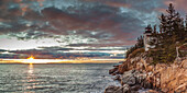 USA, Maine, Mt. Desert Island, Acadia National Park, Bass Harbor, Bass Harbor Head Leuchtturm, Herbst, Abenddämmerung