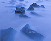 USA, New Jersey, Cape May Nationaler Meeresstrand. Sonnenaufgang Nebel auf felsigen Ufer.