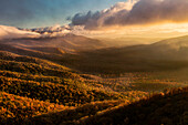 Nebliger Herbstsonnenaufgang und Blue Ridge Mountains vom Blue Ridge Parkway vom Pounding Mill Overlook