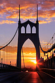 USA, Oregon, Portland. St. Johns-Brücke bei Sonnenaufgang.
