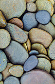 Muster aus glatten, runden Steinen am Strand, Olympic National Park, Washington State