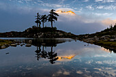 USA, Staat Washington. Mt Baker spiegelt sich im Park Butte Lake.