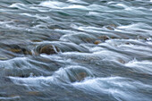 USA, Bundesstaat Washington, Olympic National Park. Stromschnellen des Elwha River, malerisch.