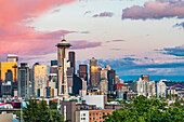 Seattle, Bundesstaat Washington, USA. Downtown Seattle bei Sonnenuntergang an einem Sommertag.