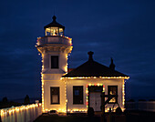 WA, Mukilteo, Mukilteo-Leuchtturm; errichtet 1906; mit Festtagsbeleuchtung