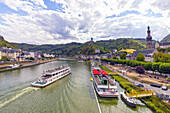 Ausflugsschiffe und Schiffsanleger an der Mosel, Altstadt und Blick auf Reichsburg, Cochem an der Mosel, Rheinland-Pfalz, Deutschland